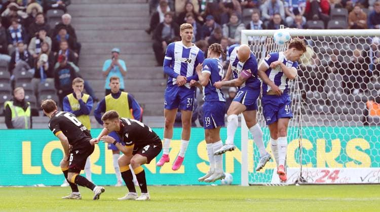 re Linus Gechter gets the ball to the head Sports Soccer Football DFL 2 Bundesliga Men 27 Matchday Season 2024 2025 29 03 2025 Hertha BSC Berlin vs Karlsruher SC KSC DFL regulations prohibit any use of photographs as image sequences and or quasi video