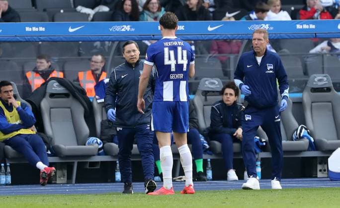 Linus Gechter battered, injured Sport Football Soccer DFL 2 Bundesliga Men 27 Matchday Season 2024 2025 29 03 2025 Hertha BSC Berlin vs Karlsruher SC KSC DFL regulations prohibit any use of photographs as image sequences and or quasi video