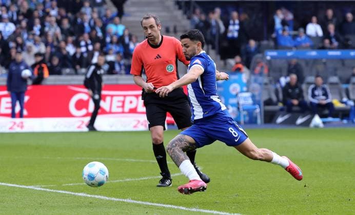 Kevin Diego Sessa on the ball Single image Crop action Sport Soccer Football DFL 2 Bundesliga Men 27 Matchday Season 2024 2025 29 03 2025 Hertha BSC Berlin vs Karlsruher SC KSC DFL regulations prohibit any use of photographs as image sequences and or quasi video