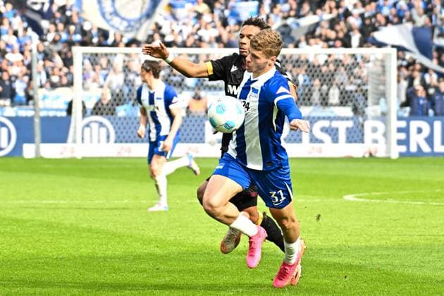 Soccer 2 Bundesliga, Hertha BSC Berlin Karlsruher SC 29 03 2025, xdanx, Soccer 2 Bundesliga, Hertha BSC Berlin Karlsruher SC v l Bambase Conte Karlsruher SC ,Marton Dardai Hertha BSC Zweikampf, Duell, Kampf, tackle DFL DFB REGULATIONS PROHIBIT ANY USE OF PHOTOGRAPHS as IMAGE SEQUENCES and or QUASI VIDEO Daniel Lakomski Mix1Press Berlin Olympiastadion Berlin Germany DEU Copyright: xDanielxLakomskix
