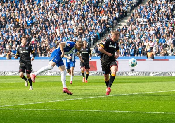 Soccer, Men, Season 2024 2025, 2 Bundesliga 27 Matchday , Hertha BSC Karlsruher SC, v l Luca Schuler Hertha BSC scores the goal for 3 1 against Lasse Günther Karlsruher SC , 29 03 2025, Copyright: xSebastianxRäppold MatthiasxKochx