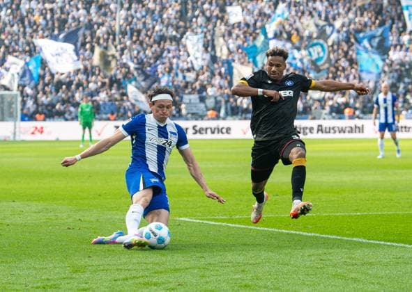 Soccer, Men, Season 2024 2025, 2 Bundesliga 27 Matchday , Hertha BSC Karlsruher SC, v l Fabian Reese Hertha BSC , Bambase Conte Karlsruher SC , 29 03 2025, Copyright: xSebastianxRäppold MatthiasxKochx