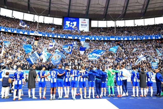Bilder des Jahres 2025, Sport 03 März Sport Themen der Woche KW13 DEU, DFL, 2. FBL, Hertha BSC vs. Karlsruher SC, 29.03.2025, Berliner Olympiastadion, Berlin, DEU, DFL, 2. FBL, Hertha BSC vs. Karlsruher SC, im Bild Hertha-Spielerkreis, Hertha-BSC Fans DFL - regulations prohibit any use of Photographs as image sequences and or quasi-video Foto: Juergen Engler nordphoto GmbH *** DEU, DFL, 2 FBL, Hertha BSC vs Karlsruher SC, 29 03 2025, Berliner Olympiastadion, Berlin, DEU, DFL, 2 FBL, Hertha BSC vs Karlsruher SC, im Bild Hertha Spielerkreis, Hertha BSC Fans DFL regulations prohibit any use of Photographs as image sequences and or quasi video Foto Juergen Engler nordphoto GmbH nordphotoxGmbHx xEngler nph00076