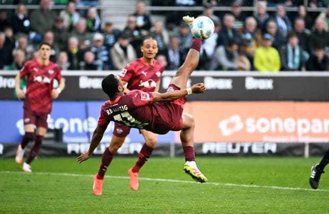 Football, Bundesliga, Germany, Men, Season 2024 2025, Matchday 27, Borussia Park Mönchengladbach, Bor Mönchengladbach RB Leipzig Lois Openda RBL Action, Single Image