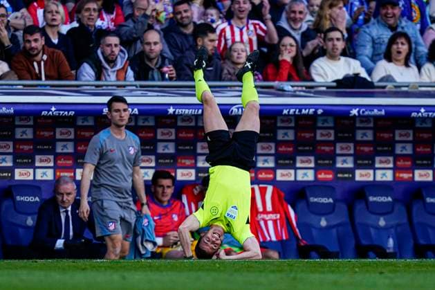 Bilder des Jahres 2025, Sport 03 März Sport Themen der Woche KW13 Sport Bilder des Tages Fußball, RCD Espanyol Barcelona - Atletico Madrid, Linienrichter stolpert und überschlägt sich ESP: RCD Espanyol - Atletico de Madrid. La Liga EA Sports. Date 29 Linesman referee during the La Liga EA Sports match between RCD Espanyol and Atletico de Madrid played at RCDE Stadium on March 29, 2025 in Barcelona, Spain. kpng Copyright: xSergioxRuizx xImagox PS_250329_ESP_ATL_030