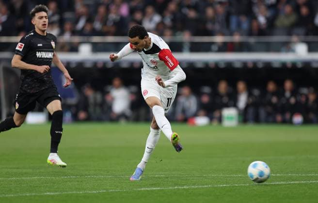 29 03 2025, Bundesliga, Eintracht Frankfurt VfB Stuttgart, v l , Hugo Ekitike Eintracht Frankfurt scores, but goal does not count DFL DFB REGULATIONS PROHIBIT ANY USE OF PHOTOGRAPHS AS IMAGE SEQUENCES AND OR QUASI VIDEO xdcx Copyright: HMBxMedia Claus