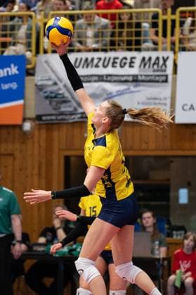 Aachen, Germany, March 29, 2025: Anne Hölzig (11 SSC Palmberg Schwerin) jumps for a spike during the Volleyball Bundesliga Frauen Playoffs game between Ladies in Black Aachen and SSC Palmberg Schwerin at the Hexenkessel in Aachen, Germany (Martin Pitsch SPP) Copyright: xMartinxPitschx xSPPx spp-en-MaPiSp-20250329_NIKON Z 6_LiBvSSC_DSC2122