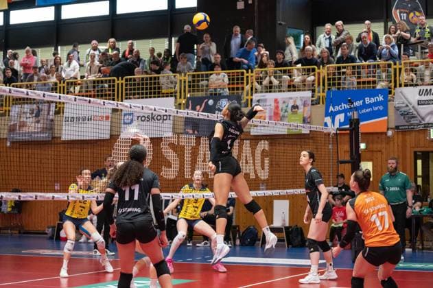 Aachen, Germany, March 29, 2025: Serena Bruin (1 Ladies in Black Aachen) jumps to spike during the Volleyball Bundesliga Frauen Playoffs game between Ladies in Black Aachen and SSC Palmberg Schwerin at the Hexenkessel in Aachen, Germany (Martin Pitsch SPP) Copyright: xMartinxPitschx xSPPx spp-en-MaPiSp-20250329_NIKON Z 6_LiBvSSC_DSC2235