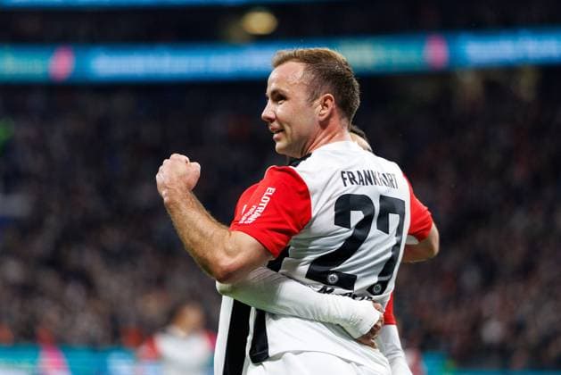 Sport Themen der Woche KW13 Sport Bilder des Tages 1. Fußball Bundesliga: Eintracht Frankfurt - VfB Stuttgart, 29.03.2025 Mario Götze (Eintracht Frankfurt 27); staubt zur 1:0 Führung ab; Jubel; Tor; Torjubel; Freude Spiel vom 27. Spieltag der Fußball Bundesliga zwischen Eintracht Frankfurt und VfB Stuttgart am 29.03.2025 DFL DFB regulations prohibit any use of photographs as image sequences and or quasi-video. *** 1 Soccer Bundesliga Eintracht Frankfurt VfB Stuttgart, 29 03 2025 Mario Götze Eintracht Frankfurt 27 dusts off to take a 1 0 lead Cheers Goal Goal celebration Joy Match from matchday 27 of the Bundesliga between Eintracht Frankfurt and VfB Stuttgart on 29 03 2025 DFL DFB regulations prohibit any use of photographs as image sequences and or quasi video Copyright: xBEAUTIFULxSPORTS Hahnex
