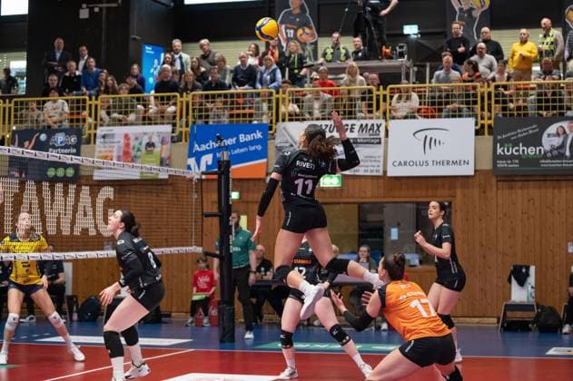 Aachen, Germany, March 29, 2025: Jasmine Rivest (11 Ladies in Black Aachen) Jumps for a spike during the Volleyball Bundesliga Frauen Playoffs game between Ladies in Black Aachen and SSC Palmberg Schwerin at the Hexenkessel in Aachen, Germany (Martin Pitsch SPP) Copyright: xMartinxPitschx xSPPx spp-en-MaPiSp-20250329_NIKON Z 6_LiBvSSC_DSC2298