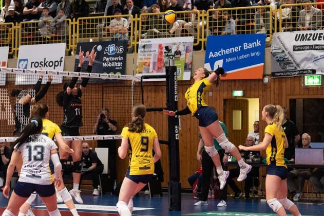 Aachen, Germany, March 29, 2025: Hannah Kohn (12 SSC Palmberg Schwerin) shoots (spikes) the ball during the Volleyball Bundesliga Frauen Playoffs game between Ladies in Black Aachen and SSC Palmberg Schwerin at the Hexenkessel in Aachen, Germany (Martin Pitsch SPP) Copyright: xMartinxPitschx xSPPx spp-en-MaPiSp-20250329_NIKON Z 6_LiBvSSC_DSC2486