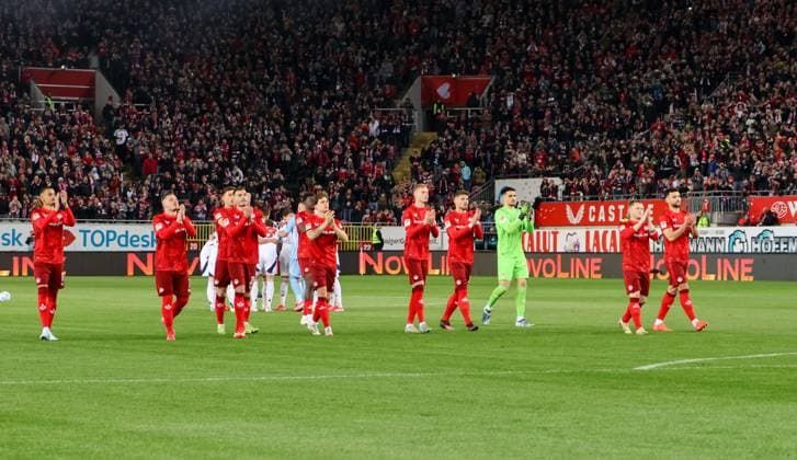 29 03 2025, xhettx, Fußball 2 Bundesliga, 1 FC Kaiserslautern Fortuna Duesseldorf v l Lauternspieler vor den Fans DFL DFB REGULATIONS PROHIBIT ANY USE OF PHOTOGRAPHS as IMAGE SEQUENCES and or QUASI VIDEO