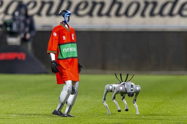 Bilder des Jahres 2025, Sport 03 März Sport Themen der Woche KW13 Sport Bilder des Tages Fußball, NEC Nijmegen - AZ Alkmaar, Roboter bringen den Spielball NIJMEGEN, 29-03-2025, Goffertstadion, Stadium of NEC, Dutch Eredivisie football season 2025 2026. NEC - AZ. Robots bring the ball to referee before the game NEC - AZ . NEC - AZ  x28514268x Copyright: