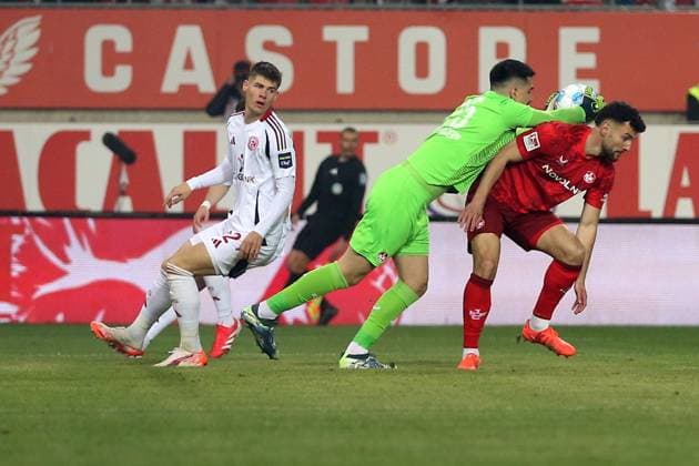 29 03 2025, xrekx, Fußball 2 Bundesliga, 1 FC Kaiserslautern Fortuna Duesseldorf v l Danny Schmidt Fortuna Duesseldorf Simon Simoni 1 FC Kaiserslautern Maximilian Bauer 1 FC Kaiserslautern DFL DFB REGULATIONS PROHIBIT ANY USE OF PHOTOGRAPHS as IMAGE SEQUENCES and or QUASI VIDEO Kaiserslautern
