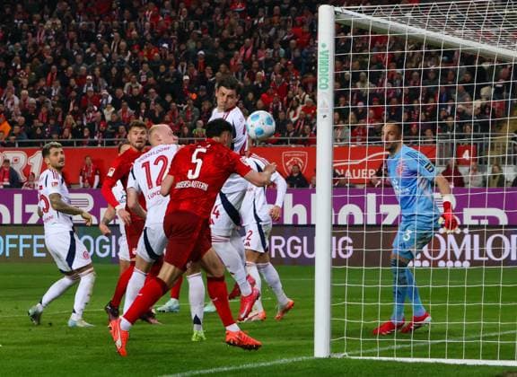 29 03 2025, xhettx, Fußball 2 Bundesliga, 1 FC Kaiserslautern Fortuna Duesseldorf v l Maximilian Bauer 1 FC Kaiserslautern, 5 misses with his head The ball hits the post DFL DFB REGULATIONS PROHIBIT ANY USE OF PHOTOGRAPHS as IMAGE SEQUENCES and or QUASI VIDEO