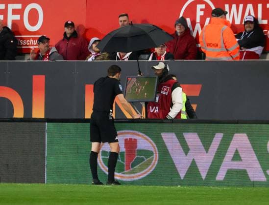29 03 2025, xhettx, Fußball 2 Bundesliga, 1 FC Kaiserslautern Fortuna Duesseldorf v l Videobeweis Dr Max Burda concedes the 2 0 for handball DFL DFB REGULATIONS PROHIBIT ANY USE OF PHOTOGRAPHS as IMAGE SEQUENCES and or QUASI VIDEO