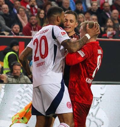 29 03 2025, xhettx, Soccer 2 Bundesliga, 1 FC Kaiserslautern Fortuna Duesseldorf v l Jamil Siebert Fortuna Düsseldorf, 20 grabs Jean Zimmer 1 FC Kaiserslautern, 8 on the head DFL DFB REGULATIONS PROHIBIT ANY USE OF PHOTOGRAPHS as IMAGE SEQUENCES and or QUASI VIDEO
