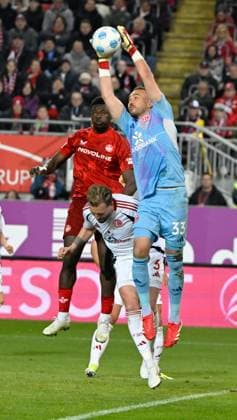 Soccer 2 Bundesliga Season 2024 25 1 FC Kaiserslautern 29 03 2025 Fritz Walter Stadion 1 FC Kaiserslautern fck Fortuna Düsseldorf dus Goalkeeper Florian KASTENMEIER Fortuna Düsseldorf , re Ragnar ACHE 1 FC Kaiserslautern , li 1 FC Kaiserslautern