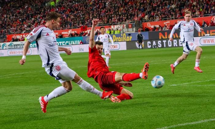 29 03 2025, xhettx, football 2 Bundesliga, 1 FC Kaiserslautern Fortuna Duesseldorf v l the entry of Dawid Kownacki Fortuna Düsseldorf, 24 is blocked by Maximilian Bauer 1 FC Kaiserslautern, 5 DFL DFB REGULATIONS PROHIBIT ANY USE OF PHOTOGRAPHS as IMAGE SEQUENCES and or QUASI VIDEO