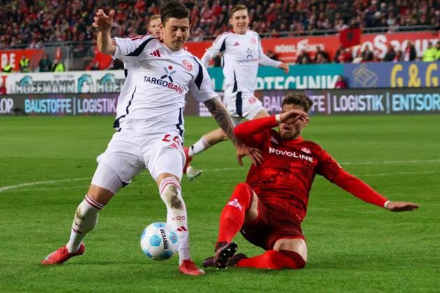 29 03 2025, xhettx, Soccer 2 Bundesliga, 1 FC Kaiserslautern Fortuna Duesseldorf v l clean tackle by Jan Elvedi 1 FC Kaiserslautern, 33 against Dawid Kownacki Fortuna Duesseldorf, 24 DFL DFB REGULATIONS PROHIBIT ANY USE OF PHOTOGRAPHS as IMAGE SEQUENCES and or QUASI VIDEO