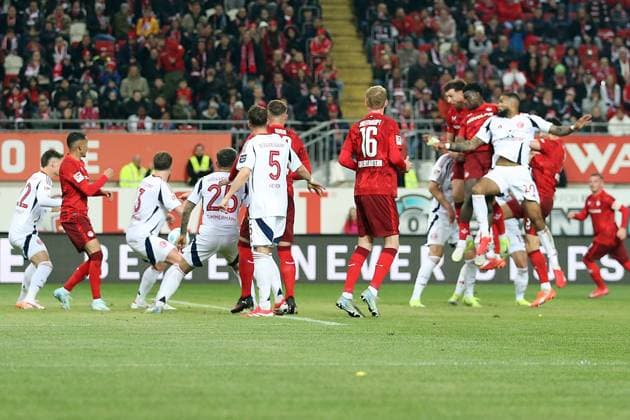 29 03 2025, xrekx, Fußball 2 Bundesliga, 1 FC Kaiserslautern Fortuna Duesseldorf v l Goal shot to 2 1 by Ragnar Ache 1 FC Kaiserslautern Header DFL DFB REGULATIONS PROHIBIT ANY USE OF PHOTOGRAPHS as IMAGE SEQUENCES and or QUASI VIDEO Kaiserslautern