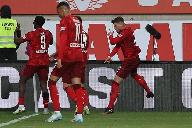 29 03 2025, xrekx, Fußball 2 Bundesliga, 1 FC Kaiserslautern Fortuna Duesseldorf v l Torjubel nach dem Tor zum celebrating the goal celebrate durch Ragnar Ache 1 FC Kaiserslautern mit Kenny Prince Redondo 1 FC Kaiserslautern Daniel Hanslik 1 FC Kaiserslautern Jan Elvedi 1 FC Kaiserslautern DFL DFB REGULATIONS PROHIBIT ANY USE OF PHOTOGRAPHS as IMAGE SEQUENCES and or QUASI VIDEO Kaiserslautern