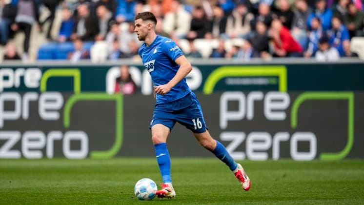 Anton Stach Hoffenheim, 16 , on the ball, cropped, full body, single image, single photo, action, action, 29 03 2025, Sinsheim Germany , Soccer, Bundesliga, TSG 1899 Hoffenheim FC Augsburg, DFB DFL REGULATIONS PROHIBIT ANY USE OF PHOTOGRAPHS AS IMAGE SEQUENCES AND OR QUASI VIDEO xozx