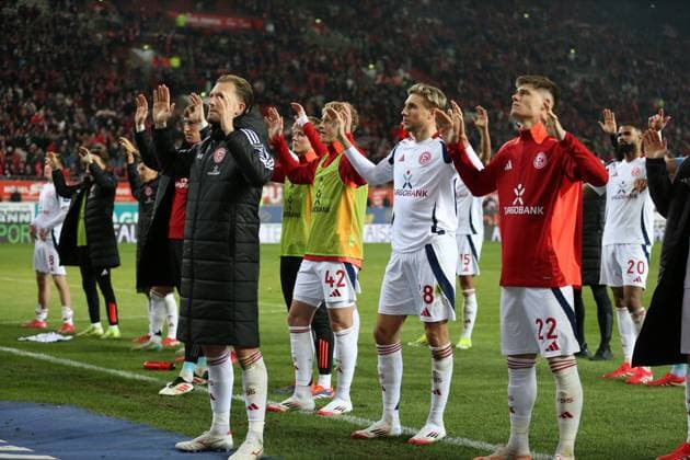 29 03 2025, xrekx, Fussball 2 Bundesliga, 1 FC Kaiserslautern Fortuna Duesseldorf v l Die Mannschaft bedankkt bedanken sich bei den Fans, the player thanks the fans for their support DFL DFB REGULATIONS PROHIBIT ANY USE OF PHOTOGRAPHS as IMAGE SEQUENCES and or QUASI VIDEO Kaiserslautern
