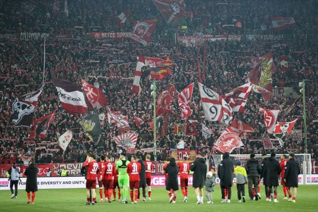 29 03 2025, xrekx, Fußball 2 Bundesliga, 1 FC Kaiserslautern Fortuna Duesseldorf v l Die Mannschaft bedankkt sich dank sich bei den Fans, the player thanks the fans for their support Fans ,Stimmung, Schals, Trikot, Flag, Banner, Ultras, Spectators, Visitors, Choreo, Choreography, atmosphere, spectators, Visitors Westkurve DFL DFB REGULATIONS PROHIBIT ANY USE OF PHOTOGRAPHS as IMAGE SEQUENCES and or QUASI VIDEO Kaiserslautern