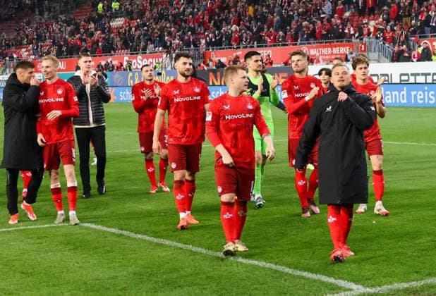 29 03 2025, xhettx, Soccer 2 Bundesliga, 1 FC Kaiserslautern Fortuna Duesseldorf v l on the way to celebrate with the fans DFL DFB REGULATIONS PROHIBIT ANY USE OF PHOTOGRAPHS as IMAGE SEQUENCES and or QUASI VIDEO