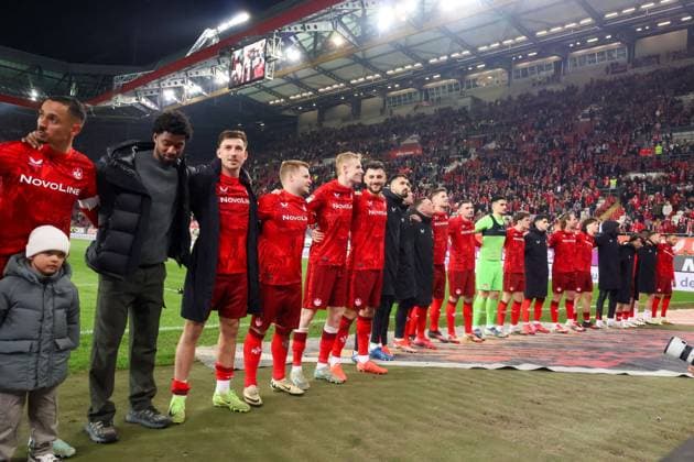 29 03 2025, xhettx, Soccer 2 Bundesliga, 1 FC Kaiserslautern Fortuna Duesseldorf v l Lautern celebrates with the fans DFL DFB REGULATIONS PROHIBIT ANY USE OF PHOTOGRAPHS as IMAGE SEQUENCES and or QUASI VIDEO