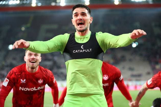 29.03.2025, xrekx, Fussball 2.Bundesliga, 1.FC Kaiserslautern - Fortuna Duesseldorf v.l. Simon Simoni (1.FC Kaiserslautern) heizt die Fans an Mannschaft, Spieler, jubeln nach Spielende, Team, Player, celebrate at the end of the match (DFL DFB REGULATIONS PROHIBIT ANY USE OF PHOTOGRAPHS as IMAGE SEQUENCES and or QUASI-VIDEO) Kaiserslautern
