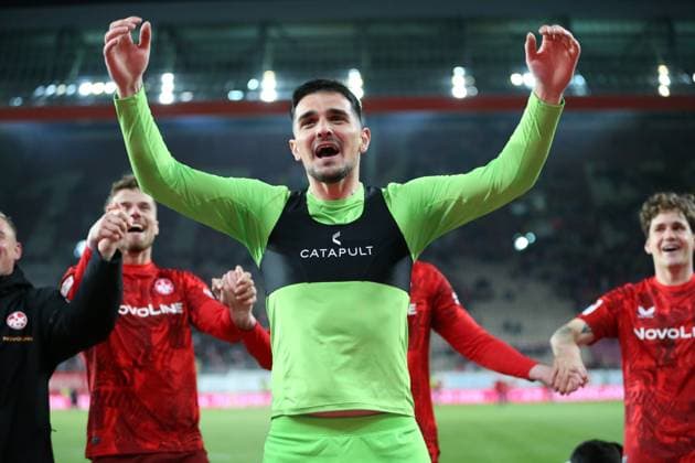 29 03 2025, xrekx, Fußball 2 Bundesliga, 1 FC Kaiserslautern Fortuna Duesseldorf v l Simon Simoni 1 FC Kaiserslautern Mannschaft, Spieler, jubeln nach Spielende, Team, Player, celebrate at the end of the match DFL DFB REGULATIONS PROHIBIT ANY USE OF PHOTOGRAPHS as IMAGE SEQUENCES and or QUASI VIDEO Kaiserslautern
