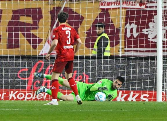Football 2 Bundesliga Season 2024 25 1 FC Kaiserslautern 29 03 2025 Fritz Walter Stadion 1 FC Kaiserslautern fck Fortuna Düsseldorf dus 3 1 Goalkeeper Simon SIMONI 1 FC Kaiserslautern 1 FC Kaiserslautern