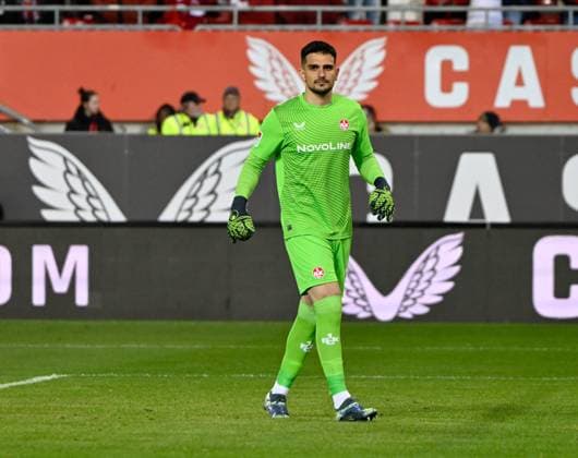 Football 2 Bundesliga Season 2024 25 1 FC Kaiserslautern 29 03 2025 Fritz Walter Stadion 1 FC Kaiserslautern fck Fortuna Düsseldorf dus 3 1 Goalkeeper Simon SIMONI 1 FC Kaiserslautern with wings 1 FC Kaiserslautern