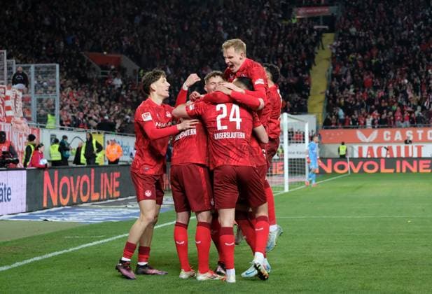 Football 2 Bundesliga Season 2024 25 1 FC Kaiserslautern 29 03 2025 Fritz Walter Stadion 1 FC Kaiserslautern fck Fortuna Düsseldorf dus 3 1 FCK cheering after the 3 1, from left Florian KLEINHANSL 1 FC Kaiserslautern , scorer Luca SIRCH 1 FC Kaiserslautern , hidden, Jannis HEUER 1 FC Kaiserslautern and Tim BREITHAUPT 1 FC Kaiserslautern 1 FC Kaiserslautern