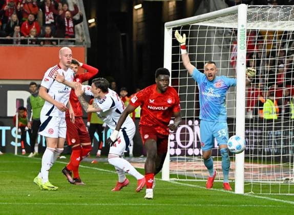 Football 2 Bundesliga Season 2024 25 1 FC Kaiserslautern 29 03 2025 Fritz Walter Stadion 1 FC Kaiserslautern fck Fortuna Düsseldorf dus 3 1 Goalkeeper Florian KASTENMEIER Fortuna Düsseldorf , laments, Ragnar ACHE 1 FC Kaiserslautern , front 1 FC Kaiserslautern