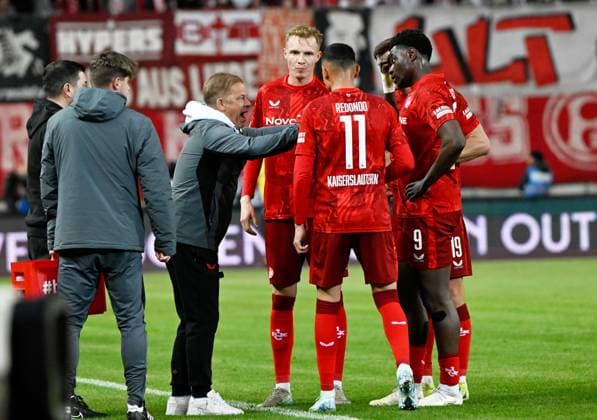Football 2 Bundesliga Season 2024 25 1 FC Kaiserslautern 29 03 2025 Fritz Walter Stadion 1 FC Kaiserslautern fck Fortuna Düsseldorf dus 3 1 Coach Markus ANFANG 1 FC Kaiserslautern gives instructions during an injury break 1 FC Kaiserslautern