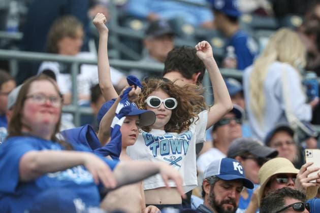 MLB, Baseball Herren, USA 2025: Guardians Vs Royals MAR 29 March 29, 2025: A young fan dances during an MLB baseball game between the Kansas City Royals and Cleveland Guardians at Kauffman Stadium in Kansas City, MO. David Smith CSM (Credit Image: Â David Smith Cal Media) Kansas City Mo United States of America EDITORIAL USE ONLY Copyright: xx ZUMA-20250329_zma_c04_137.jpg DavidxSmithx csmphotothree370359