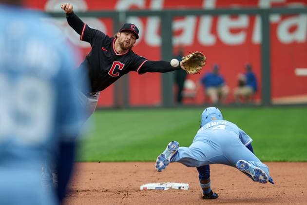 MLB, Baseball Herren, USA 2025: Guardians Vs Royals MAR 29 March 29, 2025: Cleveland Guardians second baseman Daniel Schneemann (10) can t reach the throw and Kansas City Royals outfielder Dairon Blanco (44) steals second base during the seventh inning of an MLB baseball game at Kauffman Stadium in Kansas City, MO. David Smith CSM (Credit Image: Â David Smith Cal Media) Kansas City Mo United States of America EDITORIAL USE ONLY Copyright: xx ZUMA-20250329_zma_c04_152.jpg DavidxSmithx csmphotothree370392