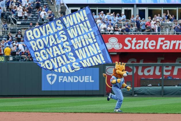 MLB, Baseball Herren, USA 2025: Guardians Vs Royals MAR 29 March 29, 2025: Kansas City Royals mascot Sluggerrr carries a flag across the field after the Kansas City Royals defeated the Cleveland Guardians 4-3 in an MLB baseball game at Kauffman Stadium in Kansas City, MO. David Smith CSM (Credit Image: Â David Smith Cal Media) Kansas City Mo United States of America EDITORIAL USE ONLY Copyright: xx ZUMA-20250329_zma_c04_147.jpg DavidxSmithx csmphotothree370397