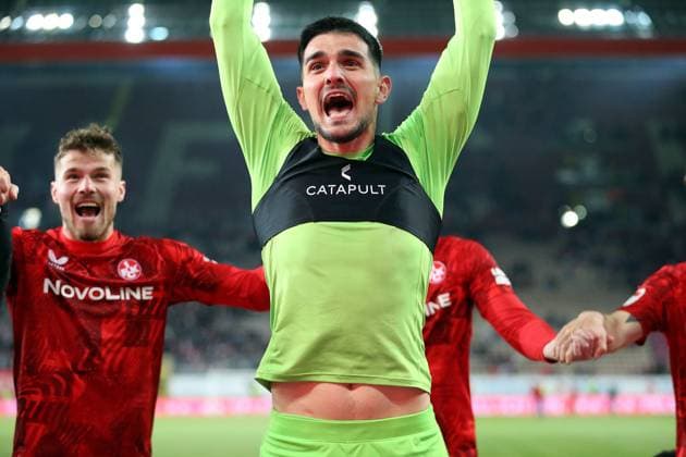 29 03 2025, xrekx, Fußball 2 Bundesliga, 1 FC Kaiserslautern Fortuna Duesseldorf v l Simon Simoni 1 FC Kaiserslautern Mannschaft, Spieler, jubeln nach Spielende, Team, Player, celebrate at the end of the match DFL DFB REGULATIONS PROHIBIT ANY USE OF PHOTOGRAPHS as IMAGE SEQUENCES and or QUASI VIDEO Kaiserslautern