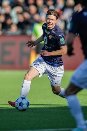 March 29, 2025, Drammen, Norway: Eliteserien Norwegian top division 1st game of the season between StroÂ¸msgodset Fotballklubb and Rosenborg Ballklubb Marienlyst Stadion. 22 StroÂ¸msgodset midfielder, Jonas Therkelsen running with the ball looking to take a shot.Mandatory Credit: Toby Tande PXImages Drammen Norway - ZUMAp175 20250329_zsa_p175_061 Copyright: xTorbjornxTandex