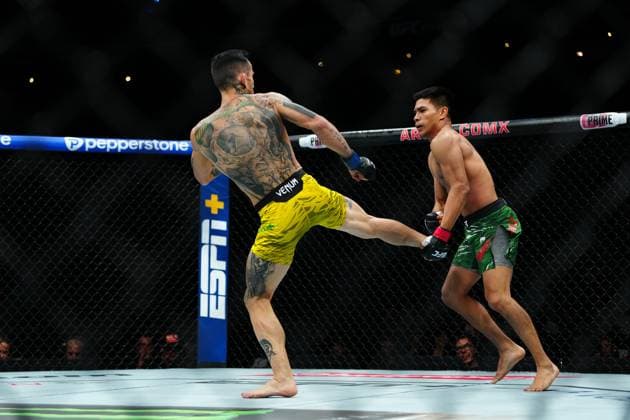 March 29, 2025, Mexico City, Mexico, Las Vegas, Nv, United States: David Martinez and Saimon Oliveira meet in the octagon for a 3-round bout at UFC Fight Night - Moreno vs Erceg at Arena CDMX on March 29, 2025 in Mexico City, Mexico ( PxImages) Mexico City, Mexico United States - ZUMAp175 20250329_zsa_p175_451 Copyright: xLouisxGrassex