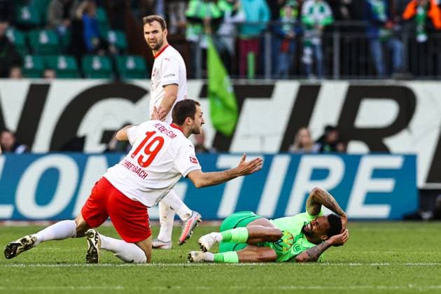 Lukas Nmecha VfL Wolfsburg,10 vs Jonas Foehrenbach Föhrenbach FC Heidenheim,19 1 Soccer Bundesliga Season 2024 2025 VfL Wolfsburg vs 1 FC Heidenheim at the Volkswagen Arena in Wolfsburg Action,Soccer,Germany,Man,Men,29 03 2025