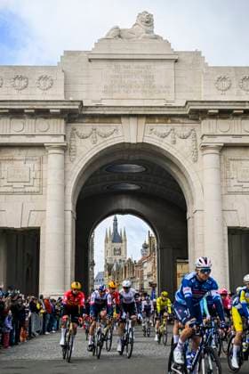 Gent - Wevelgem in Flanders Fields 2025 WEVELGEM, BELGIUM - MARCH 30 : Illustration picture of the start of the race at the Menenpoort pictured during 87th edition of the UCI World Tour Gent - Wevelgem in Flanders Fields cycling race for Men Elite with start in Ieper and finish in Wevelgem after 250 km on March 30, 2025 in Wevelgem, Belgium, 30 03 2025 ( Motordriver Guy De Vuyst - Wevelgem Belgium  Copyright: xNicoxVereeckenx