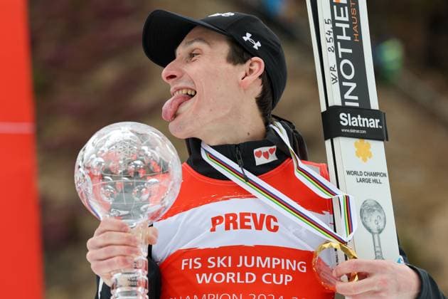 Sport Themen der Woche KW13 Sport Bilder des Tages SKI FLYING - FIS WC Planica PLANICA,SLOVENIA,30.MAR.25 - NORDIC SKIING, Ski jumping, Skispringen, Ski, nordisch SKI FLYING - FIS World Cup, men, award ceremony for the Overall Ski Flying World Cup. Image shows the rejoicing of Domen Prevc (SLO). keywords: crystal globe.  GEPAxpictures xWolfgangxGrebien