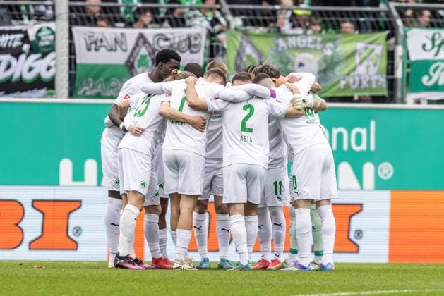 Soccer Men 2 Bundesliga 27 Matchday Season 2024 2025 SpvGG Greuther Fürth vs FC Schalke 04 30 03 2025 The Fürth Team SpVgg Greuther Fürth in the team circle DFL regulations prohibit any use of photographs as image sequences and or quasi video Fürth Sportpark Ronhof Thomas Sommer Bayern Germany