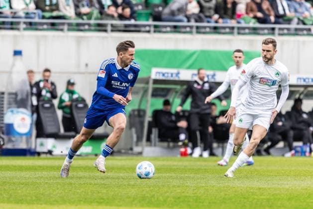 Soccer Men 2 Bundesliga 27 Matchday Season 2024 2025 SpvGG Greuther Fürth vs FC Schalke 04 30 03 2025 7 Paul Seguin FC Schalke 04 , 7 Dennis Srbeny SpVgg Greuther Fürth DFL regulations prohibit any use of photographs as image sequences and or quasi video Fürth Sportpark Ronhof Thomas Sommer Bayern Germany