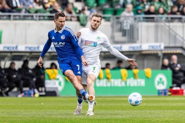 Soccer Men 2 Bundesliga 27 Matchday Season 2024 2025 SpvGG Greuther Fürth vs FC Schalke 04 30 03 2025 7 Paul Seguin FC Schalke 04 , 7 Dennis Srbeny SpVgg Greuther Fürth DFL regulations prohibit any use of photographs as image sequences and or quasi video Fürth Sportpark Ronhof Thomas Sommer Bayern Germany
